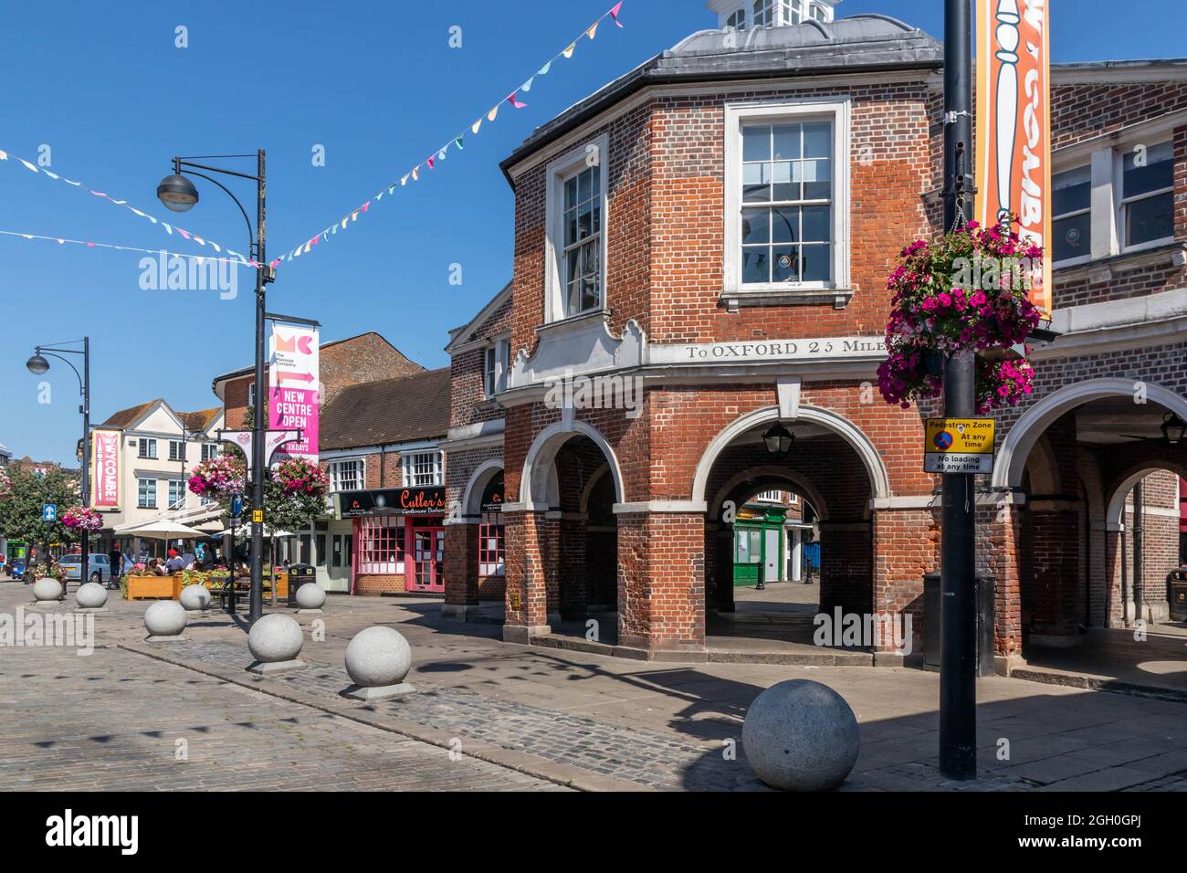 High Street mit dem alten Corn Market, High Wycombe, Buckinghamshire, Engalnd Stockfoto