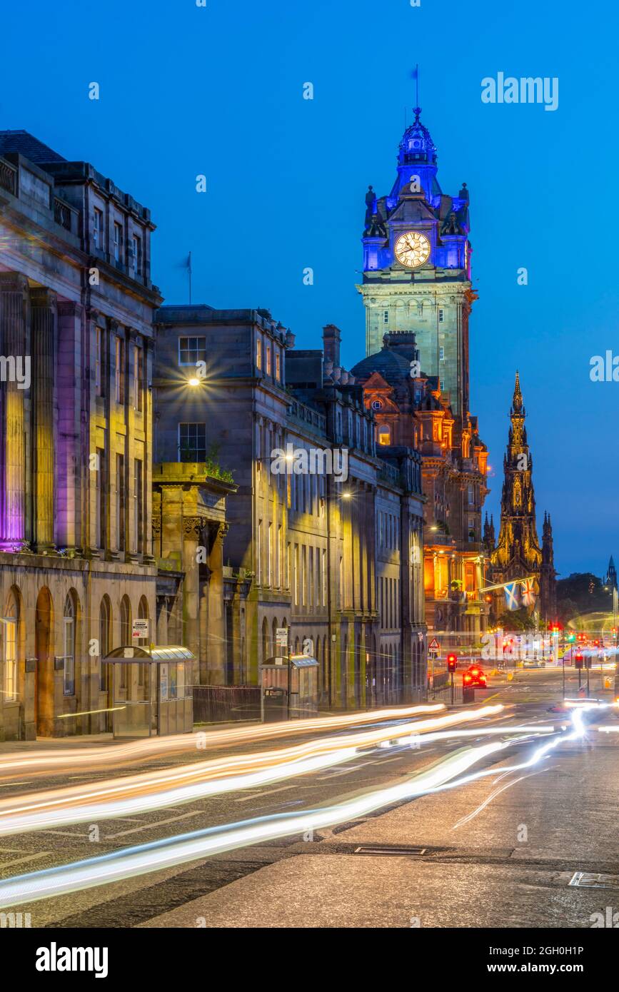 Blick auf den Uhrenturm des Balmoral Hotels und die Ampeln der Princess Street in der Abenddämmerung, Edinburgh, Schottland, Großbritannien, Europa Stockfoto