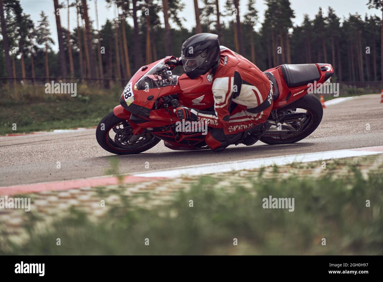 10-05-2021 Litauen, Kaunas Moto-Fahrer, Motorradfahrer fährt auf schnellem Sportfahrrad. Stockfoto