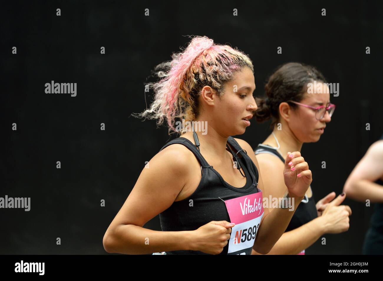 Weibliche Teilnehmer beim Halbmarathon „Vitality Big Half 2021“, East London, Großbritannien Stockfoto