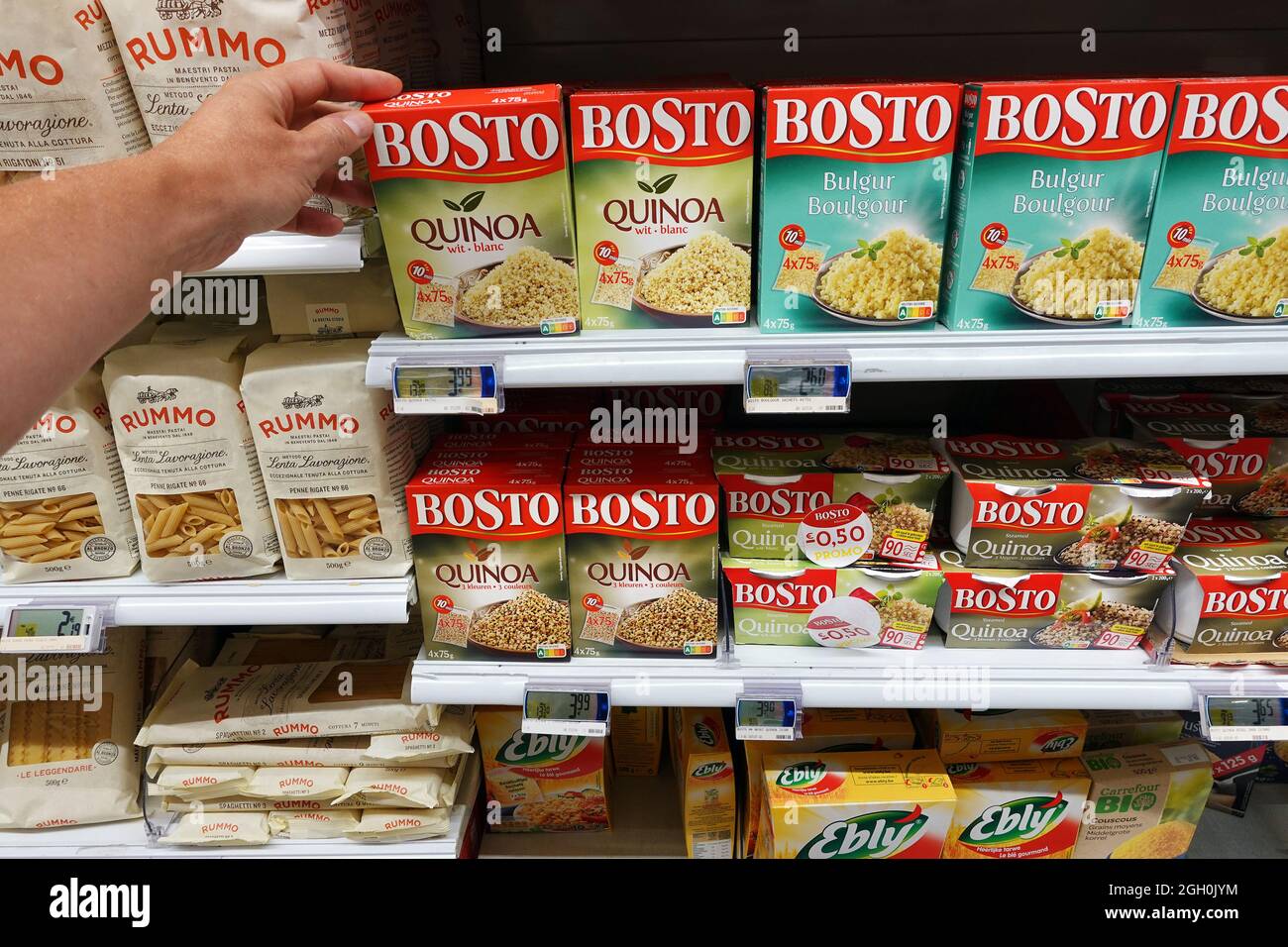 Quinoa-Verpackung in einem Geschäft Stockfoto