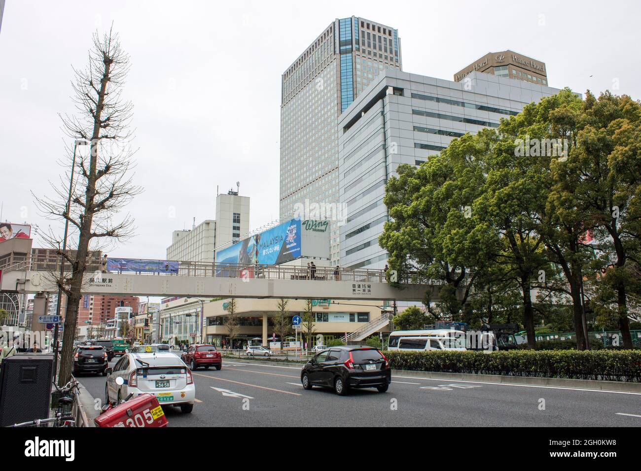 Tokio, Japan. Die japanische Nationalstraße 15 (Dai-Ichi Keihin) durchquert die Stadt Minato am Bahnhof Shinagawa Stockfoto