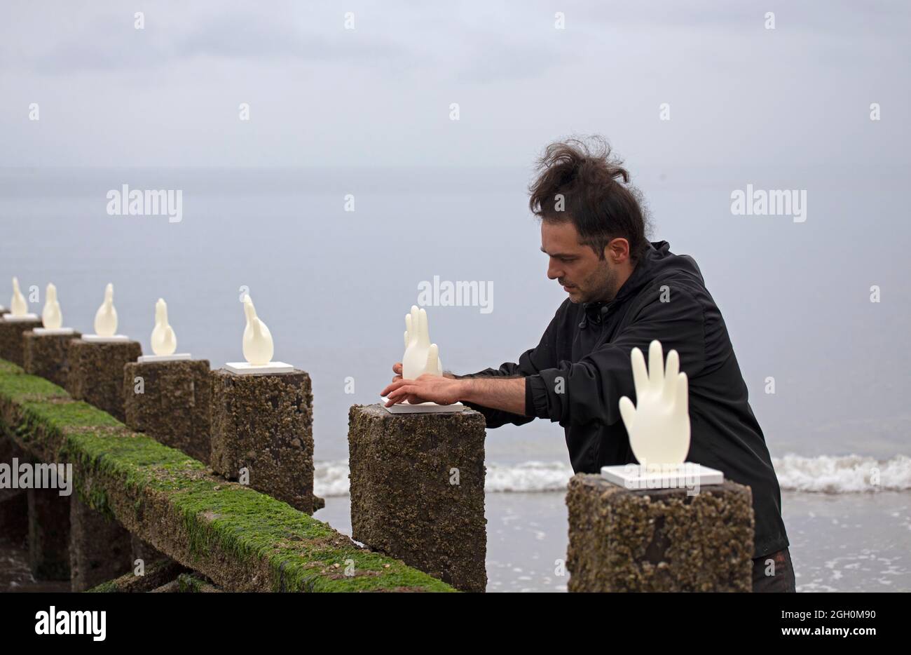 Portobello, Edinburgh, Schottland, Großbritannien. Art Walk Porty, Iman Tadschikisch 4./5. September 2021. „I had a Dream“ – bezeichnet die vielen verlorenen und nicht erfassten Todesfälle auf See durch Migranten und Flüchtlinge, die auf tückischen Seereisen auf der Suche nach einem besseren Leben in ein anderes Land viele Meilen von ihrem eigenen Zuhause entfernt ankommen. Diese kurzzeitige Intervention wurde nur für das erste Wochenende von (Art Walk Porty verweist auf solche Reisen. Im Bild: Iman Tadschikisch ist ein iranischer Künstler, der in Glasgow lebt. Stockfoto