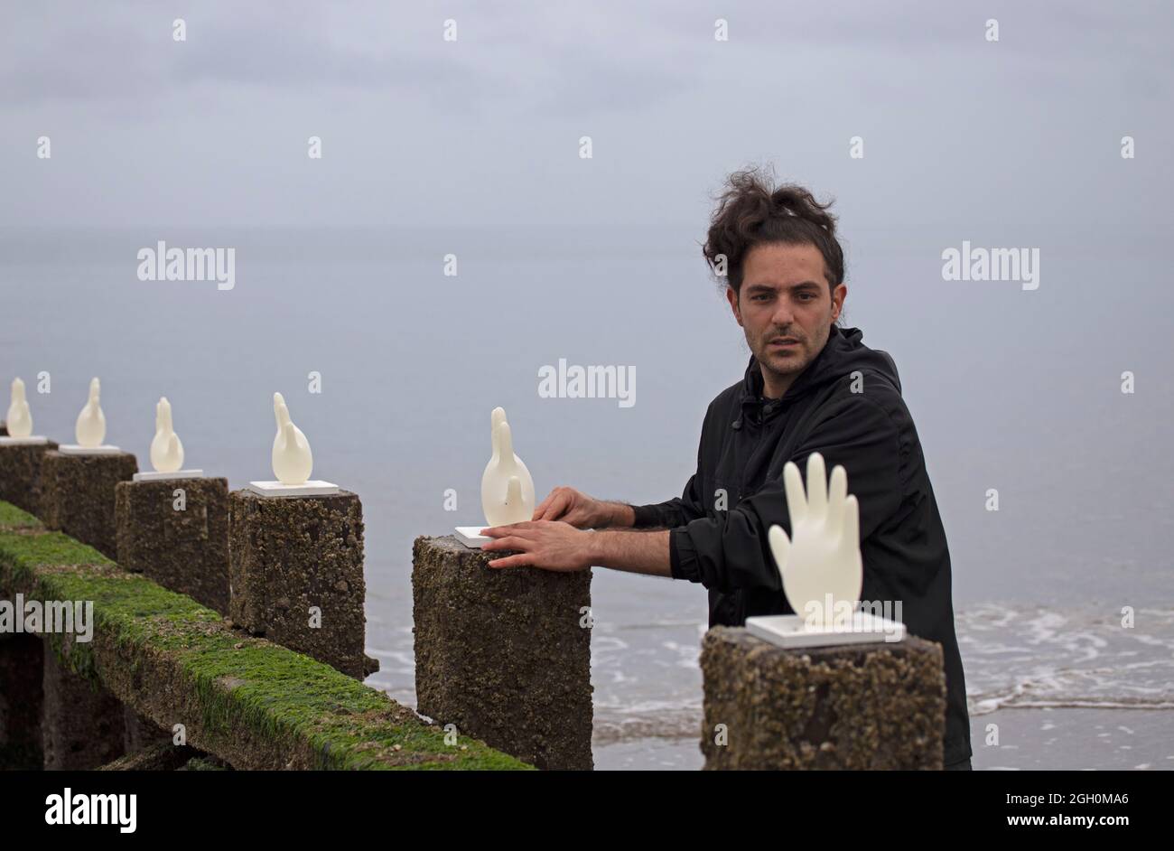 Portobello, Edinburgh, Schottland, Großbritannien. Art Walk Porty, Iman Tadschikisch 4./5. September 2021. „I had a Dream“ – bezeichnet die vielen verlorenen und nicht erfassten Todesfälle auf See durch Migranten und Flüchtlinge, die auf tückischen Seereisen auf der Suche nach einem besseren Leben in ein anderes Land viele Meilen von ihrem eigenen Zuhause entfernt ankommen. Diese kurzzeitige Intervention wurde nur für das erste Wochenende von (Art Walk Porty verweist auf solche Reisen. Im Bild: Iman Tadschikisch ist ein iranischer Künstler, der in Glasgow lebt. Stockfoto