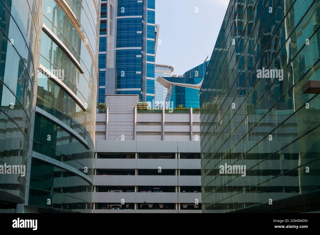 Ein generischer Blick auf moderne Architektur, Gebäude aus blauem Glas und eine Parkgarage. In Dubai, Vereinigte Arabische Emirate. Stockfoto