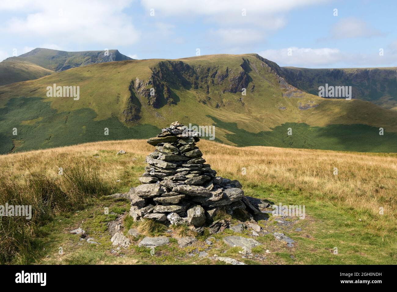 Bannerdale Crags und Blencathra von Souther Fell, Lake District, Cumbria, Großbritannien aus gesehen Stockfoto