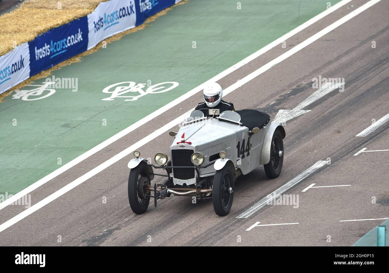 Brighton, Großbritannien. 4. September 2021 - Mark Lance in seinem Fraser Nash bei den Brighton National Speed Trials heute, der dieses Jahr zurückgekehrt ist, nachdem er 2021 wegen COVID-19 abgesagt wurde. Autos aller Jahrgänge nehmen am Zeitsprint entlang des Madeira Drive Teil. : Credit Simon Dack / Alamy Live News Stockfoto