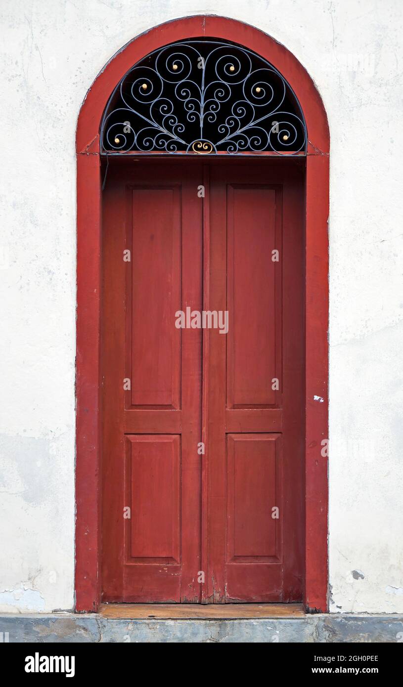 Alte Tür in der historischen Stadt Ouro Preto, Brasilien Stockfoto