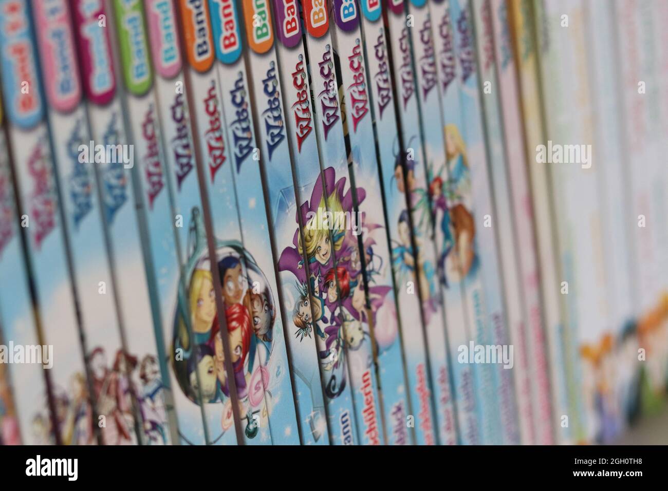 BERLIN, DEUTSCHLAND - 15. Aug 2021: Eine Nahaufnahme von W.I.T.C.H. Mangas auf einem Regal Stockfoto
