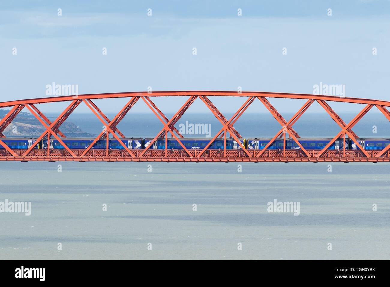 ScotRail-Zug über den Firth of Forth auf der Forth Rail Bridge, South Queensferry, Edinburgh, Schottland, Großbritannien Stockfoto