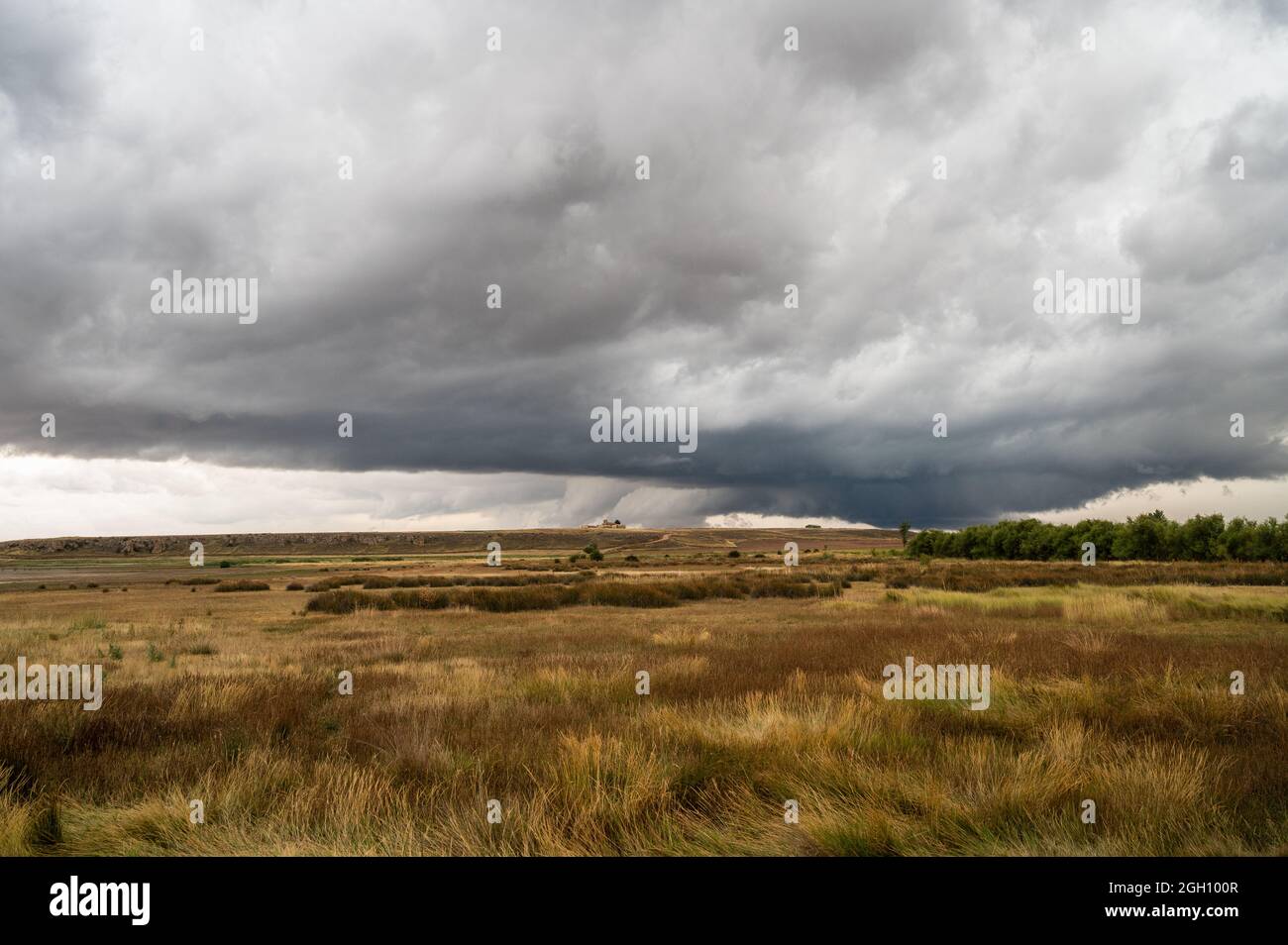 Sturm, der den Gallocanta-See erreicht, ein erklärtes Ramsar-Gebiet, das eine Fläche von 6,720 ha als Feuchtgebiet von internationaler Bedeutung schützt und auch als Sp. Z o.o. deklariert wurde Stockfoto