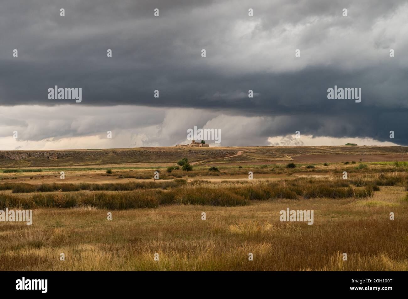 Sturm, der den Gallocanta-See erreicht, ein erklärtes Ramsar-Gebiet, das eine Fläche von 6,720 ha als Feuchtgebiet von internationaler Bedeutung schützt und auch als Sp. Z o.o. deklariert wurde Stockfoto