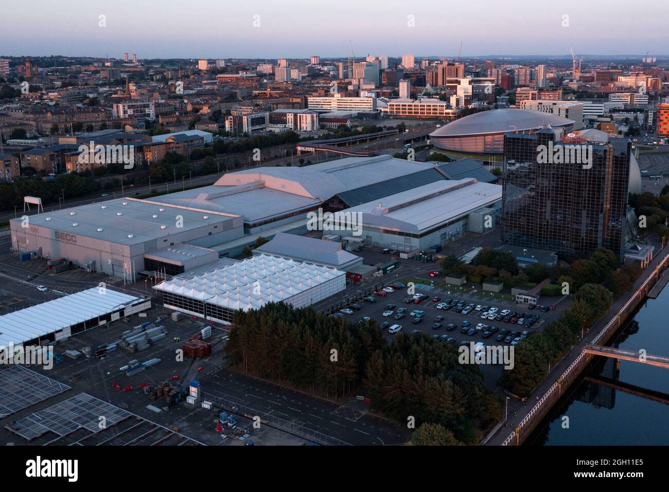 Glasgow, Schottland, 1. September 2021. IM BILD: Drone-Luftaufnahme von oben auf den COP26-Veranstaltungsort, der auf dem SEC (Scottish Event Campus) in Glasgow stattfindet, der früher als SECC (Scottish Exhibition and Conference Center) bekannt war, zusammen mit dem SEC Armadillo und der SSE Hydro Arena, die den neuen Campus bilden. Vom 1. Bis 12. November dieses Jahres wird hier die Klimakonferenz COP26 stattfinden. Quelle: Colin Fisher. Stockfoto