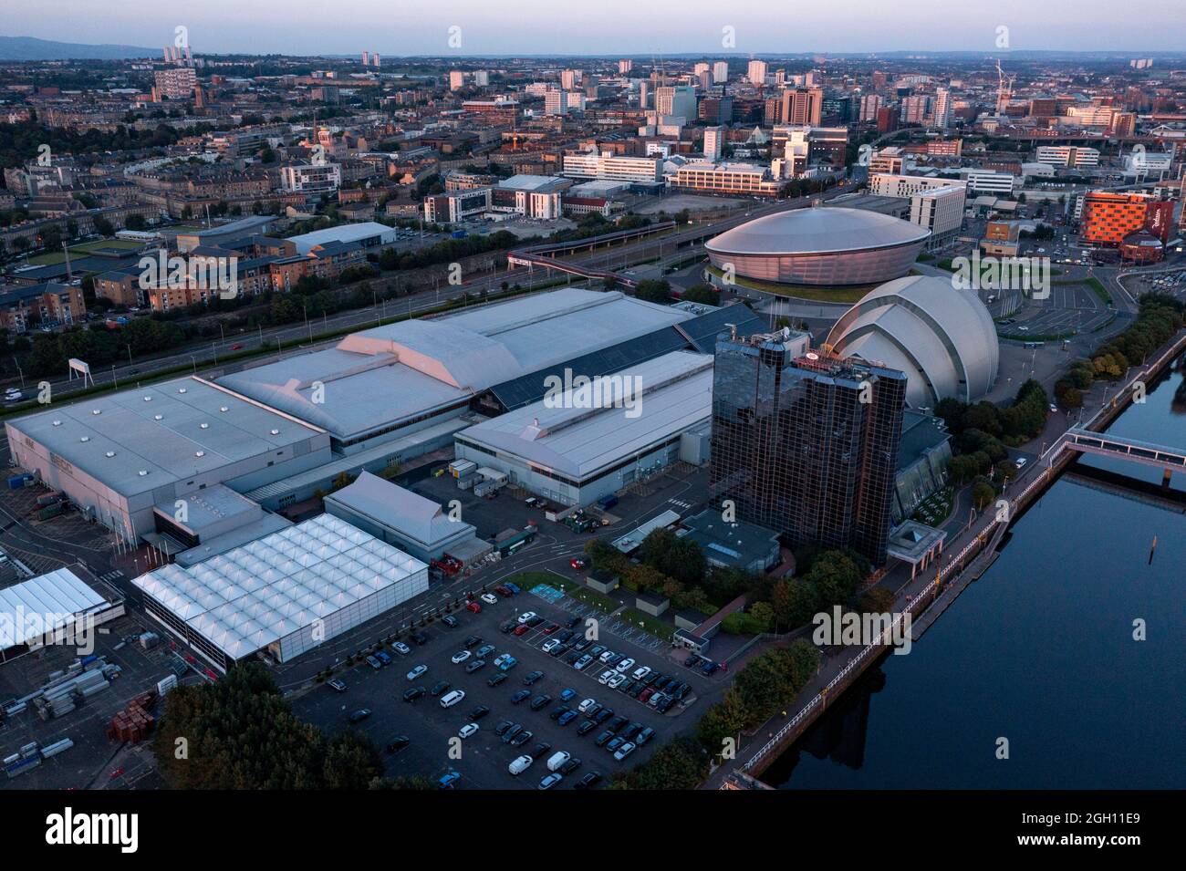 Glasgow, Schottland, 1. September 2021. IM BILD: Drone-Luftaufnahme von oben auf den COP26-Veranstaltungsort, der auf dem SEC (Scottish Event Campus) in Glasgow stattfindet, der früher als SECC (Scottish Exhibition and Conference Center) bekannt war, zusammen mit dem SEC Armadillo und der SSE Hydro Arena, die den neuen Campus bilden. Vom 1. Bis 12. November dieses Jahres wird hier die Klimakonferenz COP26 stattfinden. Quelle: Colin Fisher. Stockfoto