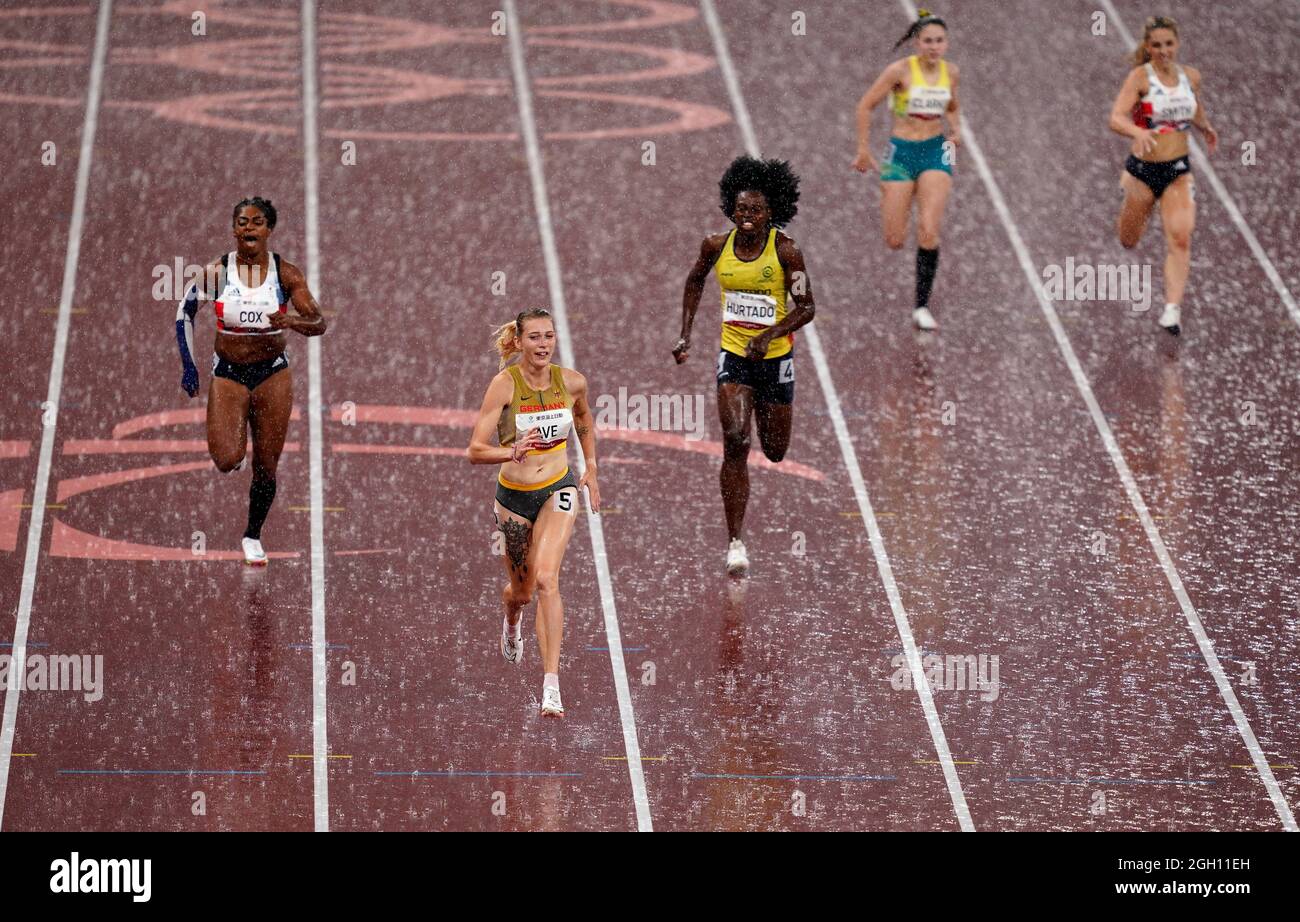 Kadeena Cox (links) aus Großbritannien gewinnt als Lindy Ave aus Deutschland das 400-m-T38-Finale der Frauen im Olympiastadion am 11. Tag der Paralympischen Spiele in Tokio 2020 in Japan. Bilddatum: Samstag, 4. September 2021. Stockfoto