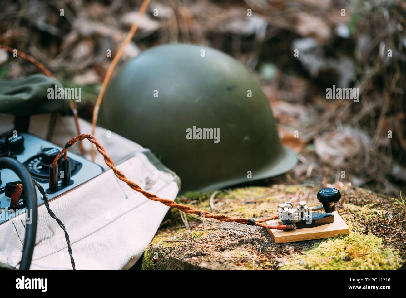 Russisch-sowjetischen Tragbares Radio Transceiver von udssr Red Army Signal  Corps im Zweiten Weltkrieg verwendet. Fernschreiber Schlüssel und Helm  sind, auf einem Baumstumpf Stockfotografie - Alamy