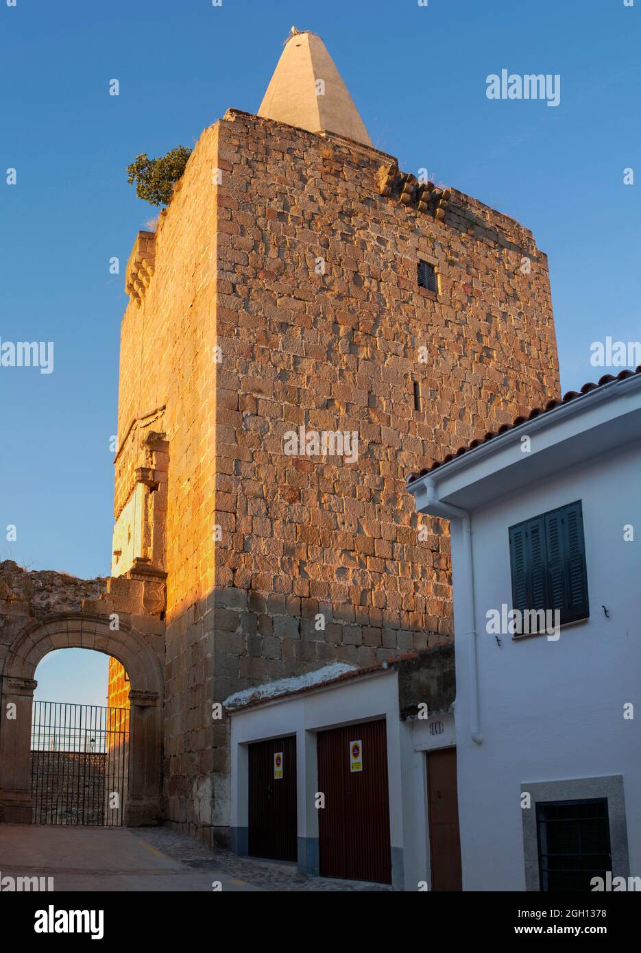 Galisteo, eine wunderschöne ummauerte Stadt aus dem Alagon Valley. 15. Palast-Festung. Extremadura, Spanien. Stockfoto