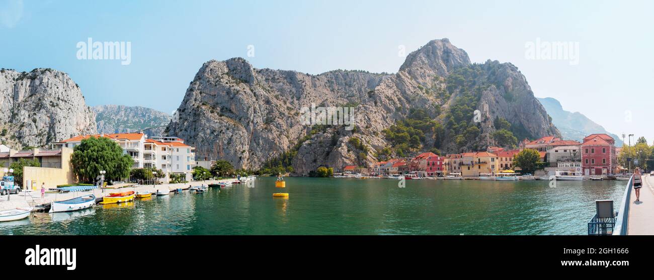 Omis Stadt Kroatien, Küste und felsige Berge Stockfoto