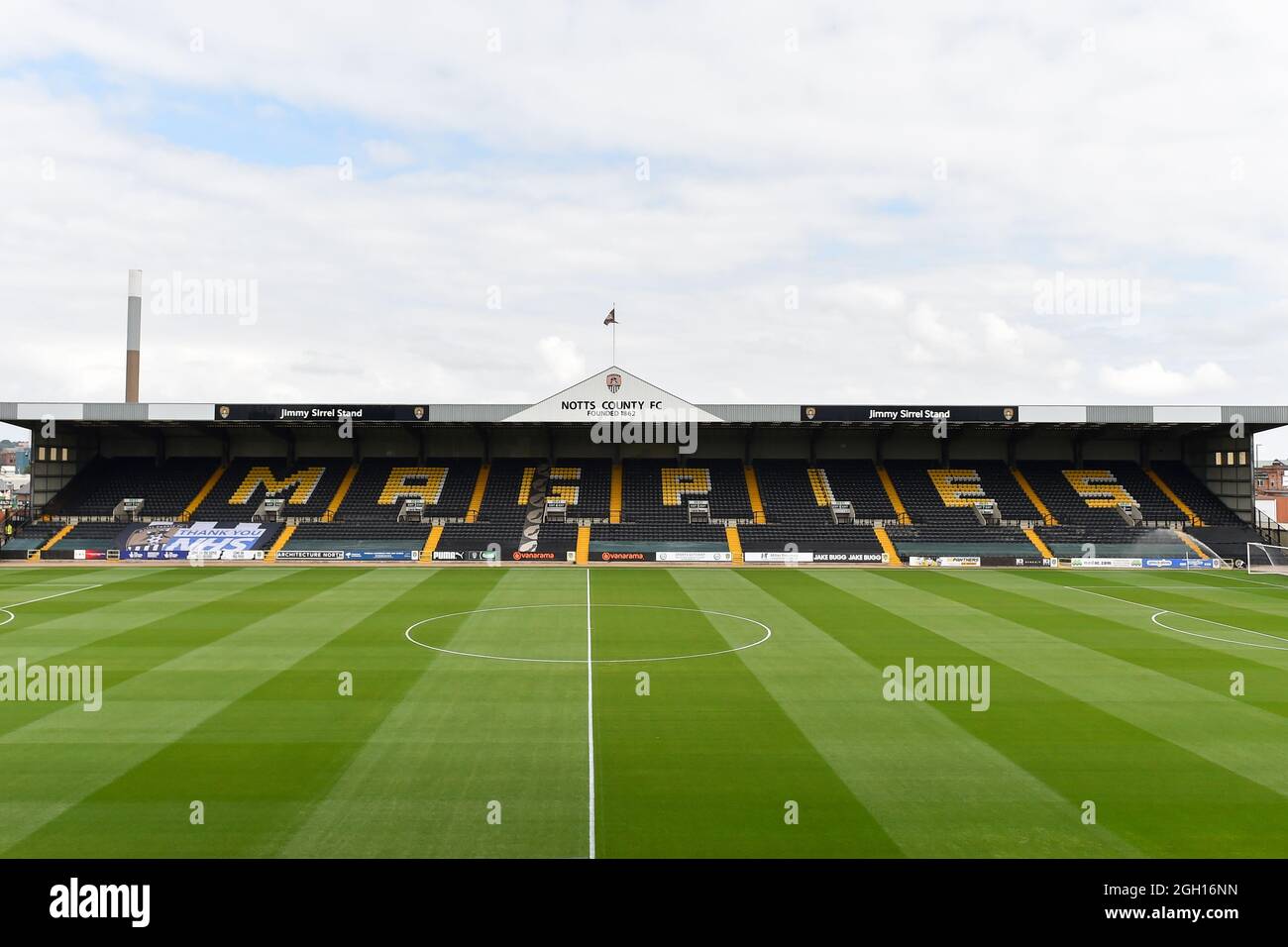 NOTTINGHAM, GROSSBRITANNIEN. 4. SEPTEMBER Gesamtansicht des Jimmy Sirrel-Standes in der Meadow Lane vor dem Vanarama National League-Spiel zwischen Notts County und Aldershot Town in der Meadow Lane, Nottingham am Samstag, 4. September 2021. (Kredit: Jon Hobley | MI News) Kredit: MI Nachrichten & Sport /Alamy Live News Stockfoto