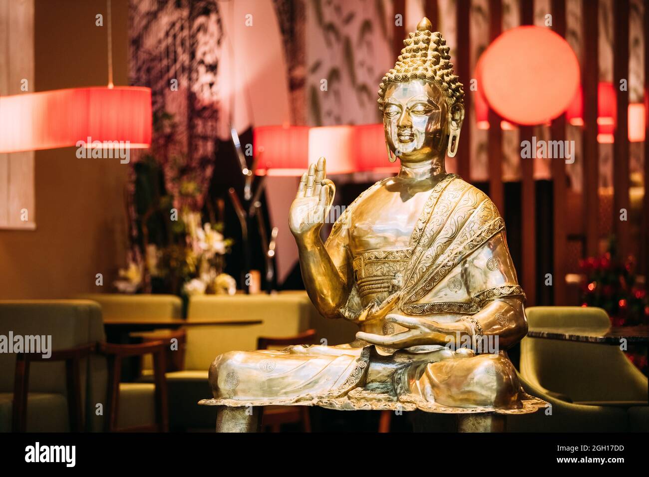 Goldene Statue des Buddha sitzt im Lotussitz mit rechten Arm Geste zeigen, Streit, erklären, Lehren des Buddha Vitarka Mudra erhoben. Stockfoto