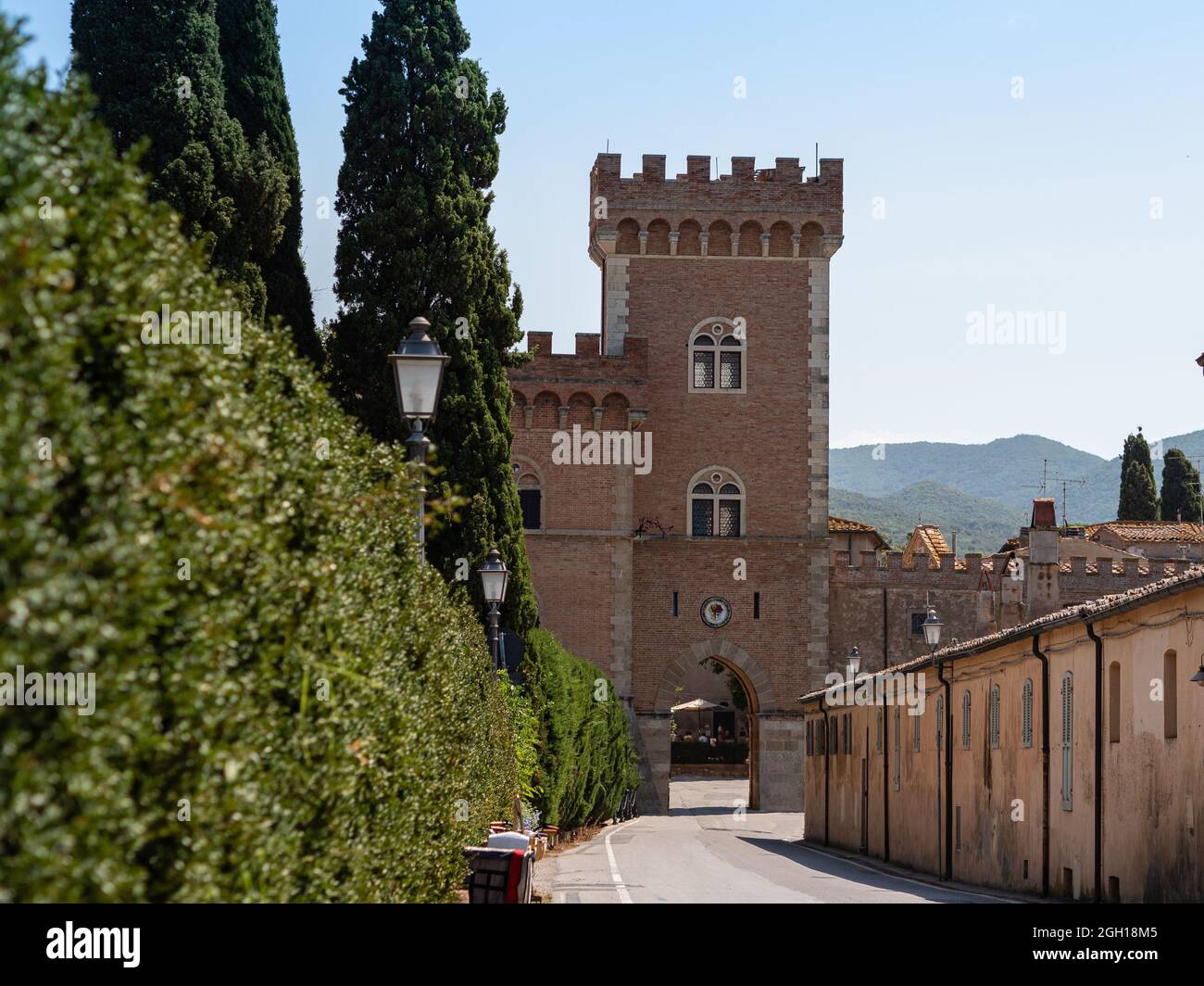 Umkämpfter Turm der mittelalterlichen Burg am Eingang zum Dorf Bolgheri. Stockfoto