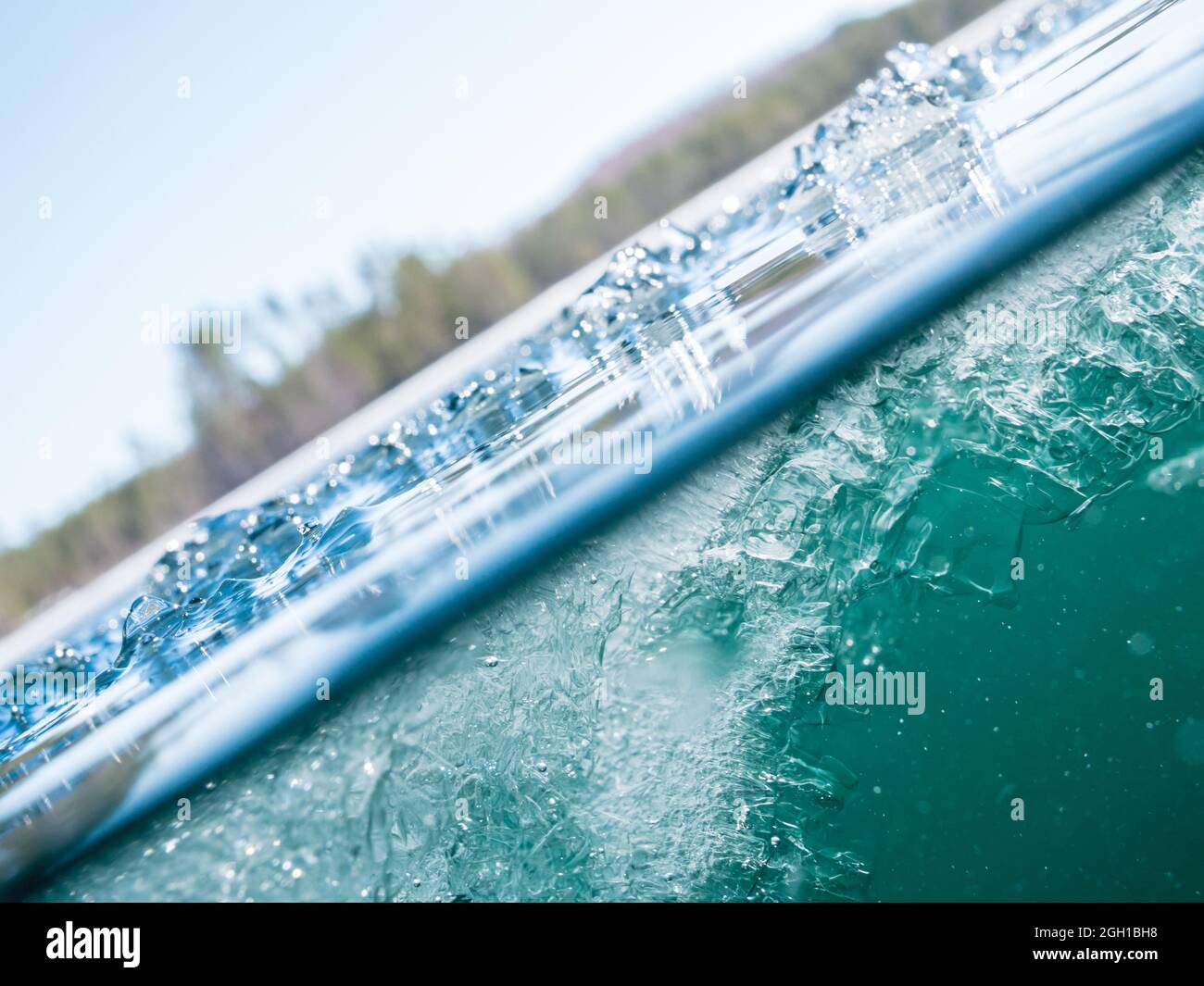 Schmelzende Eiskristalle auf der Oberfläche des klar bewässerten Sees Stockfoto