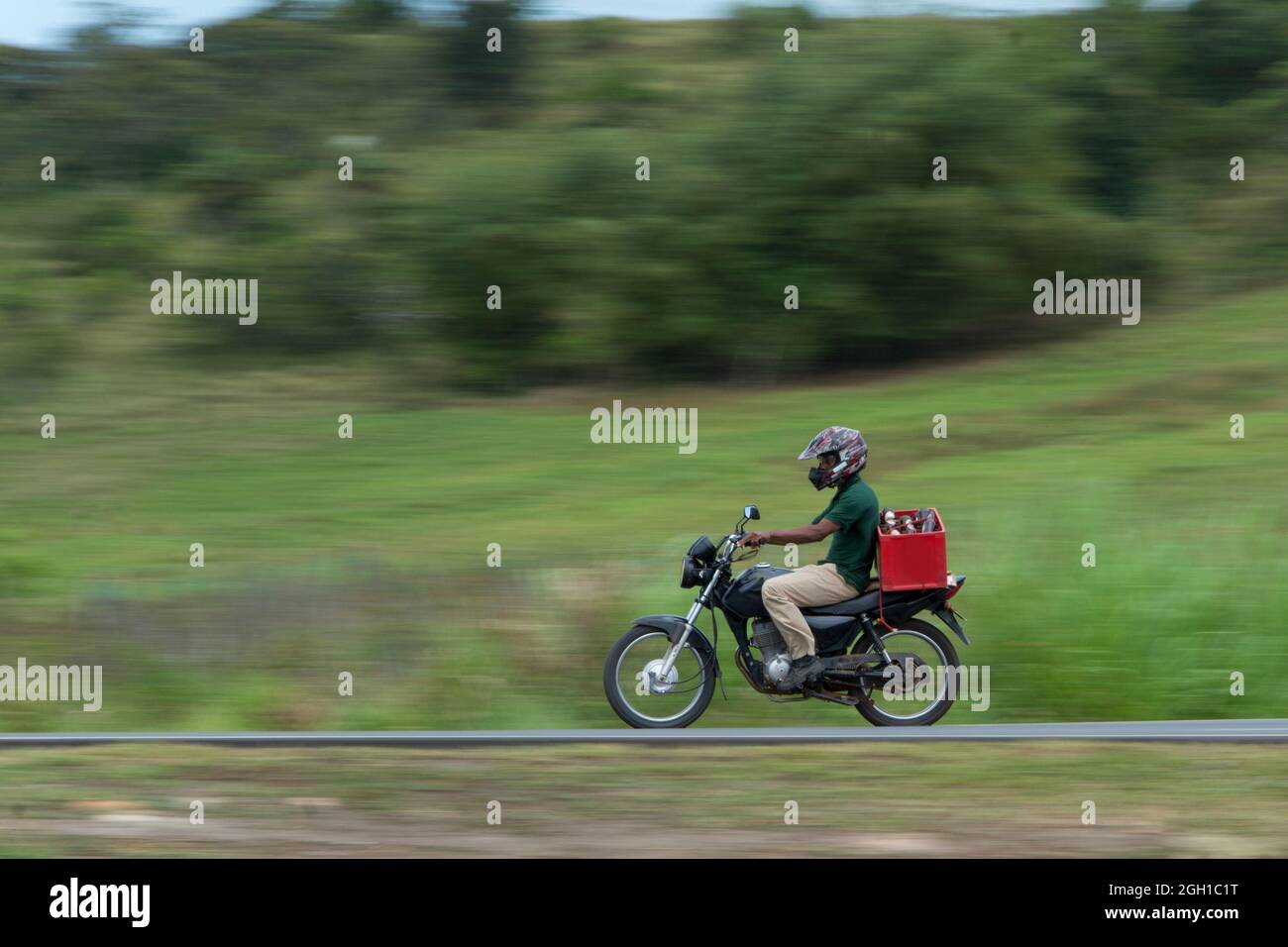 Salvador, Bahia, Brasilien - 08. Oktober 2015: Motorrad in Bewegung auf der Straße, die die Städte Salvador und Feira de Santana verbindet. Stockfoto