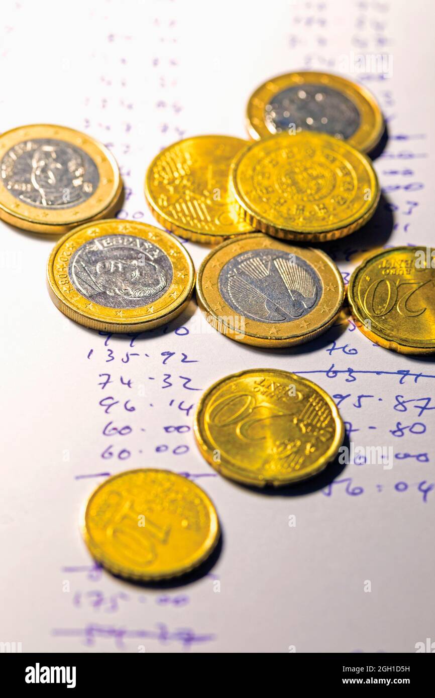 Münzen und Zahlen. Haushaltsbudget. Stockfoto
