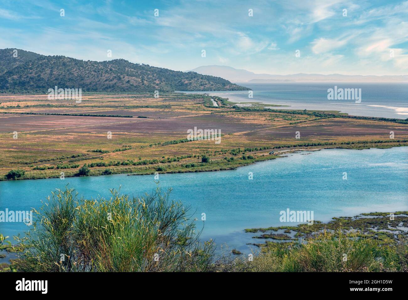 Albanien. Butrint oder Butrinti Lagune an der Stelle, wo der Vivari Kanal auf das Ionische Meer trifft. Das Gebiet ist ein Nationalpark und Teil einer UNESCO Stockfoto