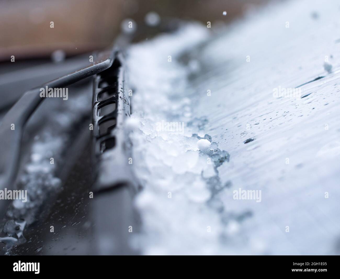 Eisiger Hagelschnee auf der Windschutzscheibe des Autos Stockfoto