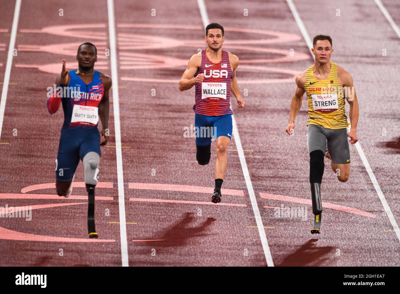 Tokio, Japan. September 2021. Felix streng (GER) (rechts) und Jarryd Wallace (USA) (Mitte) im Männer-200-m-T64-Finale während der Leichtathletik-Paralympischen Spiele Tokio 2020 im Olympiastadion am Samstag, den 04. September 2021 in Tokio, Japan. Kredit: Taka G Wu/Alamy Live Nachrichten Stockfoto
