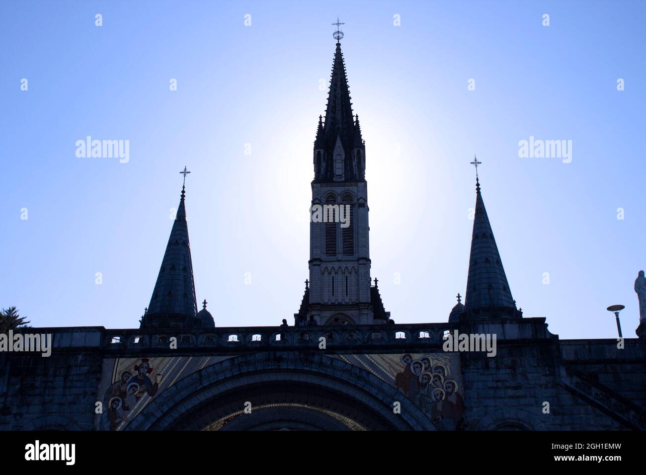 Basilika unserer Lieben Frau von der Unbefleckten Empfängnis in Lourdes, Frankreich bei Sonnenuntergang Stockfoto