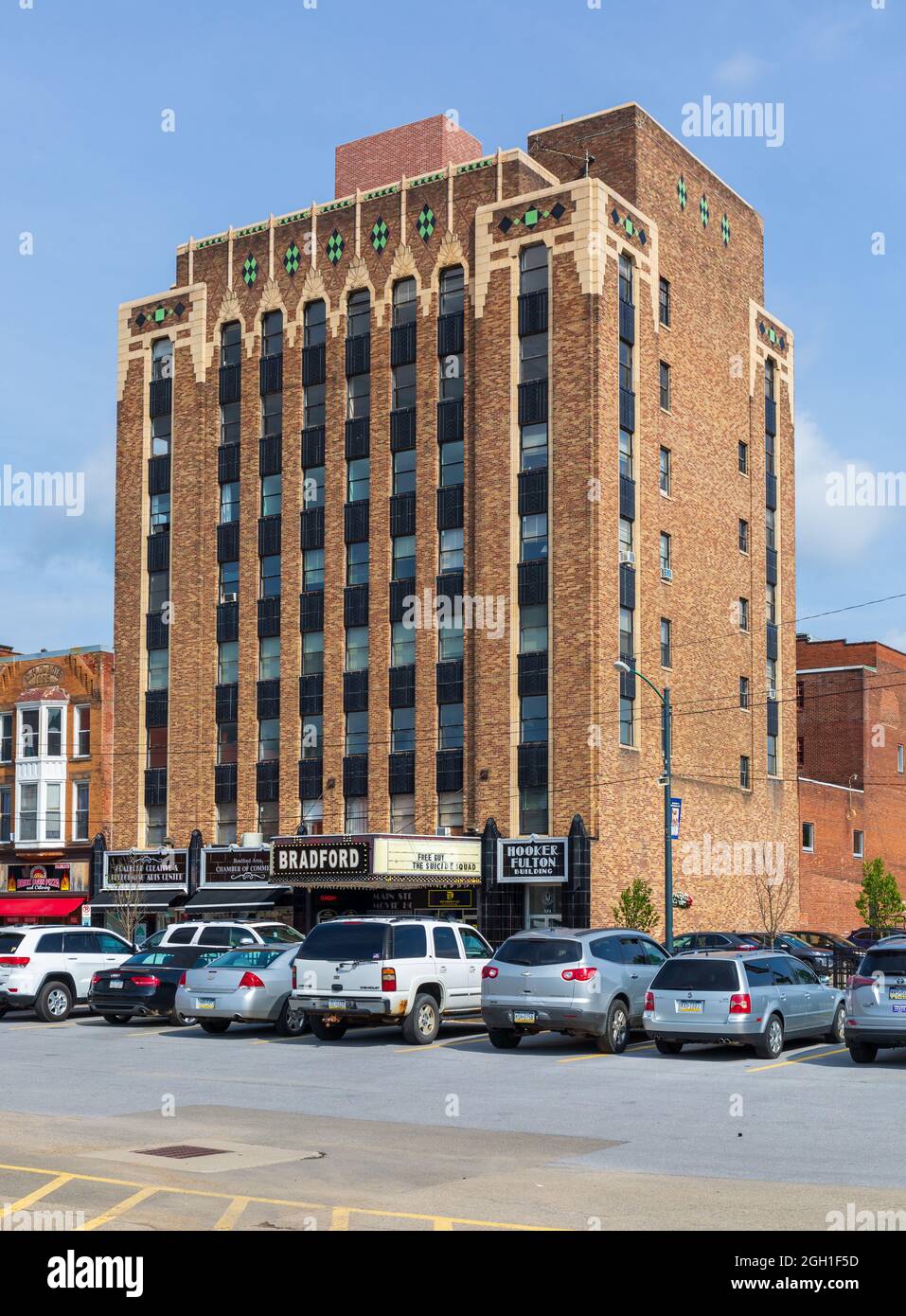 BRADFORD, PA, USA-13. AUGUST 2021: Das Hooker Fulton-Gebäude an der Main Street, in dem sich das Bradford Theatre, die Handelskammer und das Bradford befinden Stockfoto