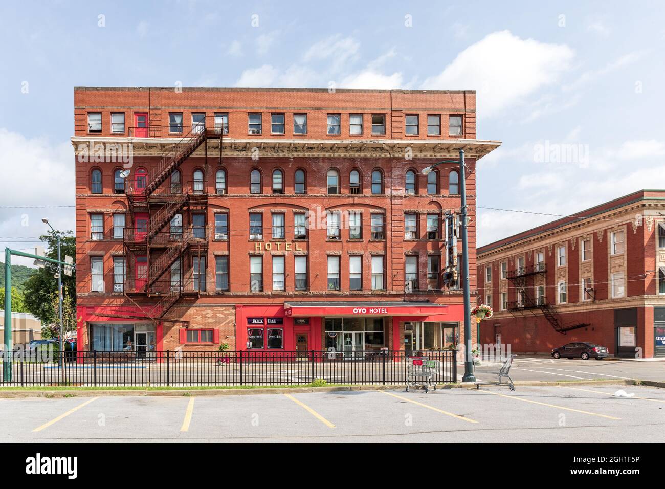 BRADFORD, PA, USA-13 AUGUST 2021: Das alte Hotelgebäude an der Main Street, jetzt Oyo Hotel genannt. Vorderansicht. Stockfoto