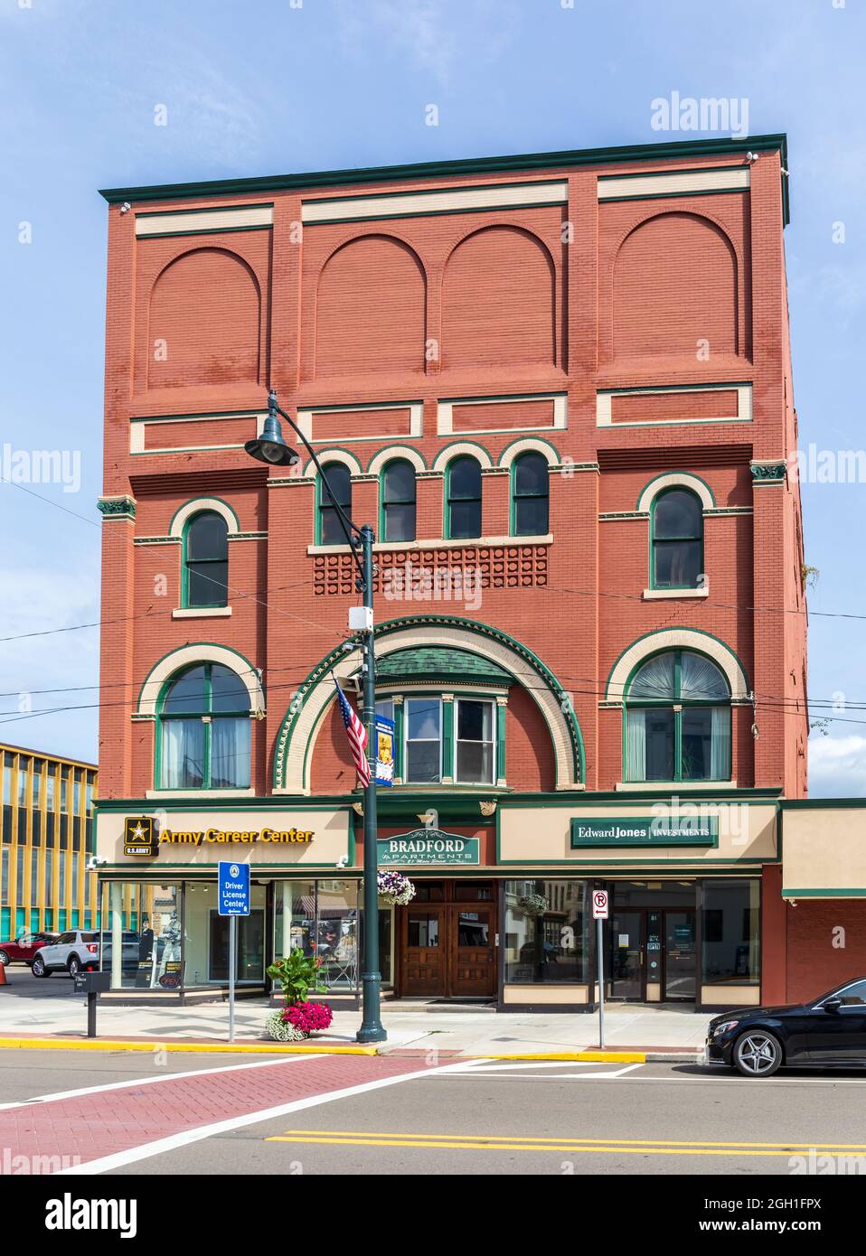BRADFORD, PA, USA-13. AUGUST 2021: Ein Gebäude mit Bradford Apartments sowie Edward Jones Investments und dem Army Career Center. Stockfoto