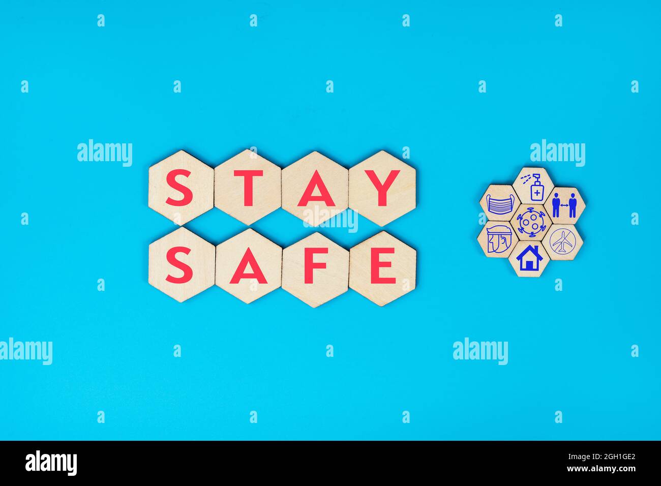 Gesundheitskonzept. Layout von Holz-Sechskant-Fliesen mit Text und Symbolen während der covid-19 Pandemie verwendet. Stockfoto