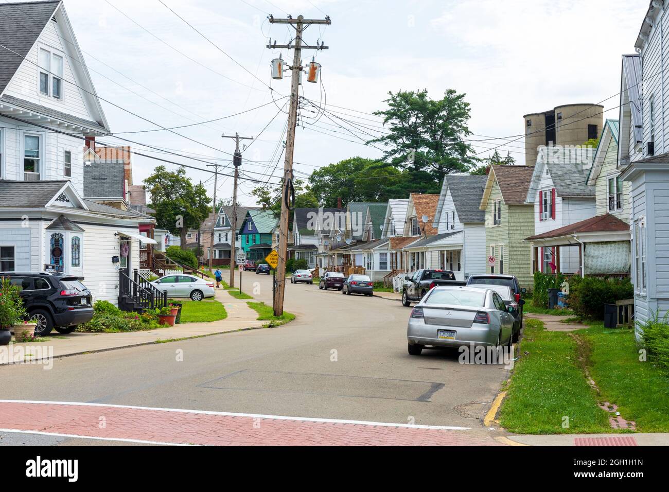 BRADFORD, PA, USA-13 AUGUST 2021: Eine Wohnstraße, die ähnliche Einfamilienhäuser in Kleinstadt-Amerika umfasst. Stockfoto