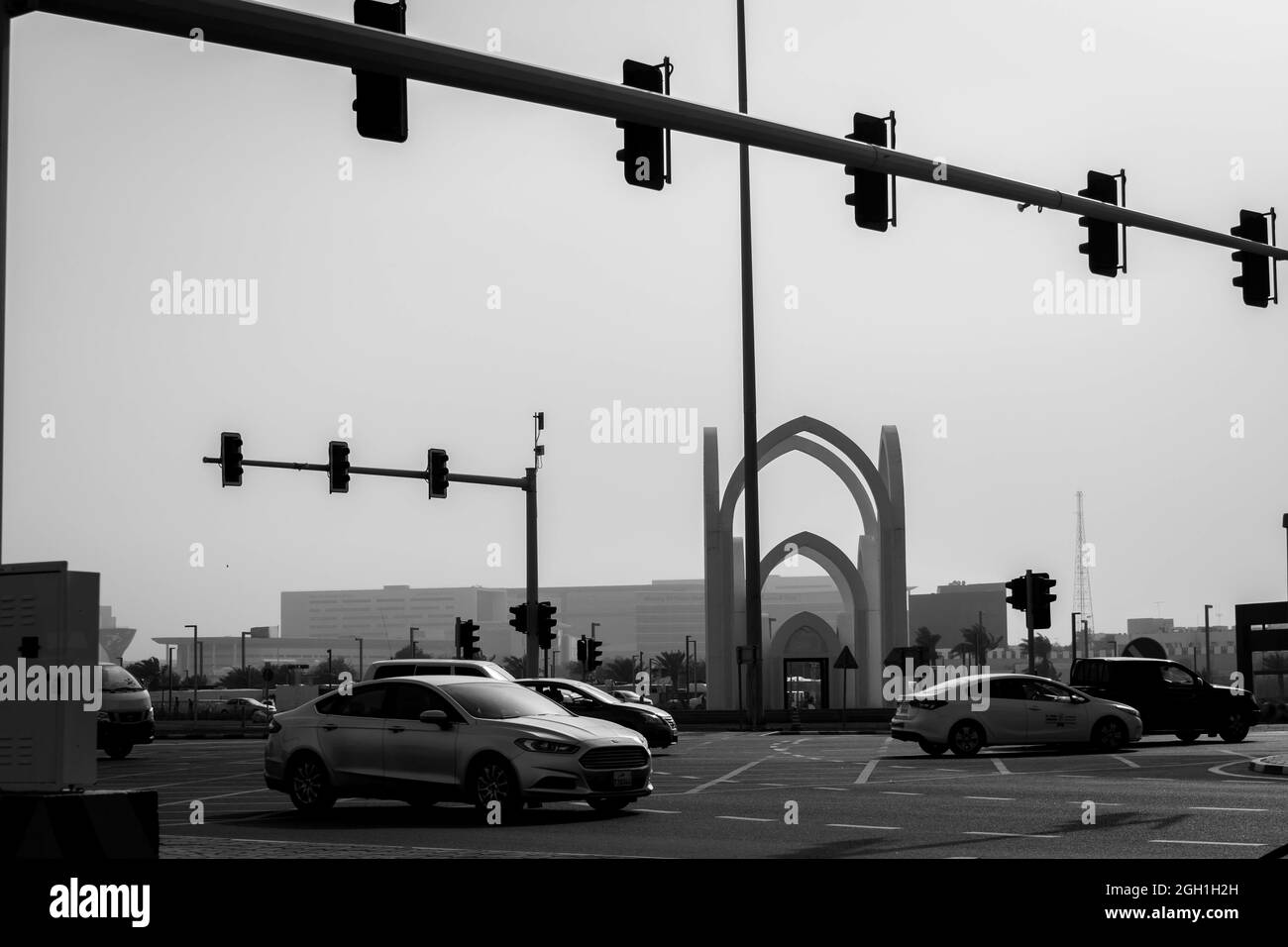 DOHA, KATAR - 01. März 2019: Eine schwarz-weiße Aufnahme einer Straße in Katar, Doha Stockfoto