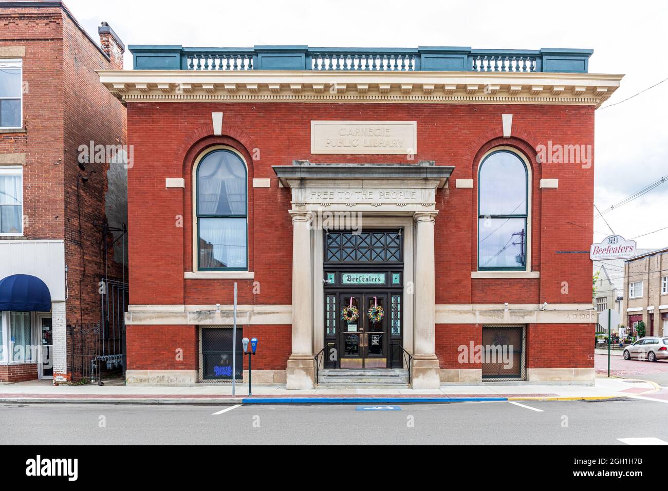 BRADFORD, PA, USA-13. AUGUST 2021: Die Carnegie Public Library wurde 1901 eröffnet. Das Gebäude wird jetzt vom Beefeaters Restaurant belegt. Stockfoto