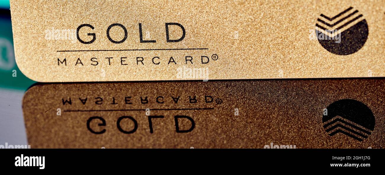 Gold mastercard-Bankkarte mit sber-Logo Stockfoto
