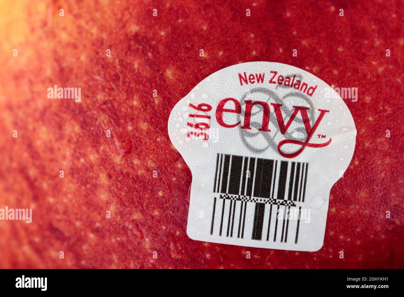 Nahaufnahme von Neuseeland Envy Apple und Label, gekauft in Hongkong am 30. August 2021 Stockfoto