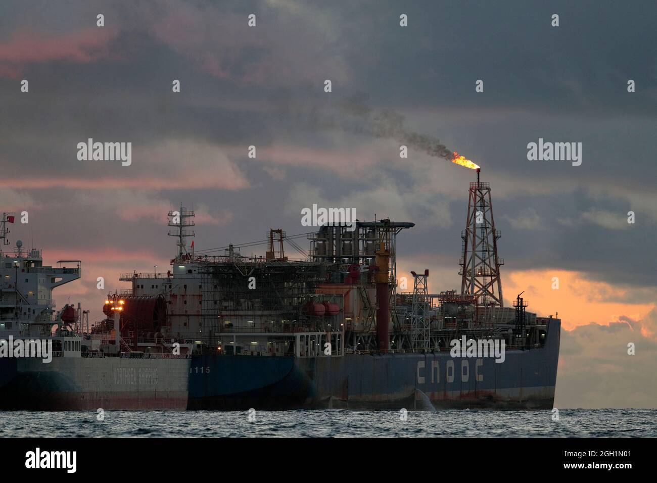 Hai Yang Shi You 115 ('Ocean Natural Gas 115'), Festungsschiff mit Gasflackern, Huizhou 19 Oilfield, südchinesisches Meer 2.. September 2021 Stockfoto