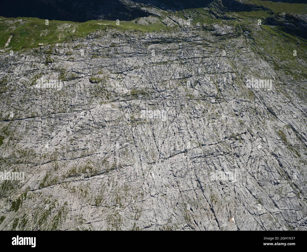LUFTAUFNAHME. Desert de Platé ist eine geologische Neugier auf erodierten Kalkstein (Lapiaz). Sixt-Fer-à-Cheval, Haute-Savoie, Frankreich. Stockfoto