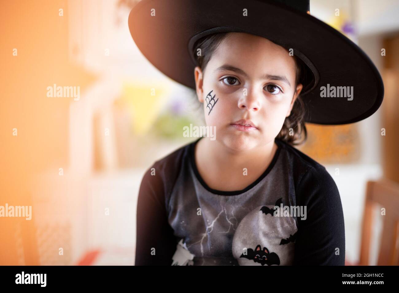 Porträt des kaukasischen kleinen Kindes verkleidet als Hexe für Halloween-Party. Platz für Text. Stockfoto