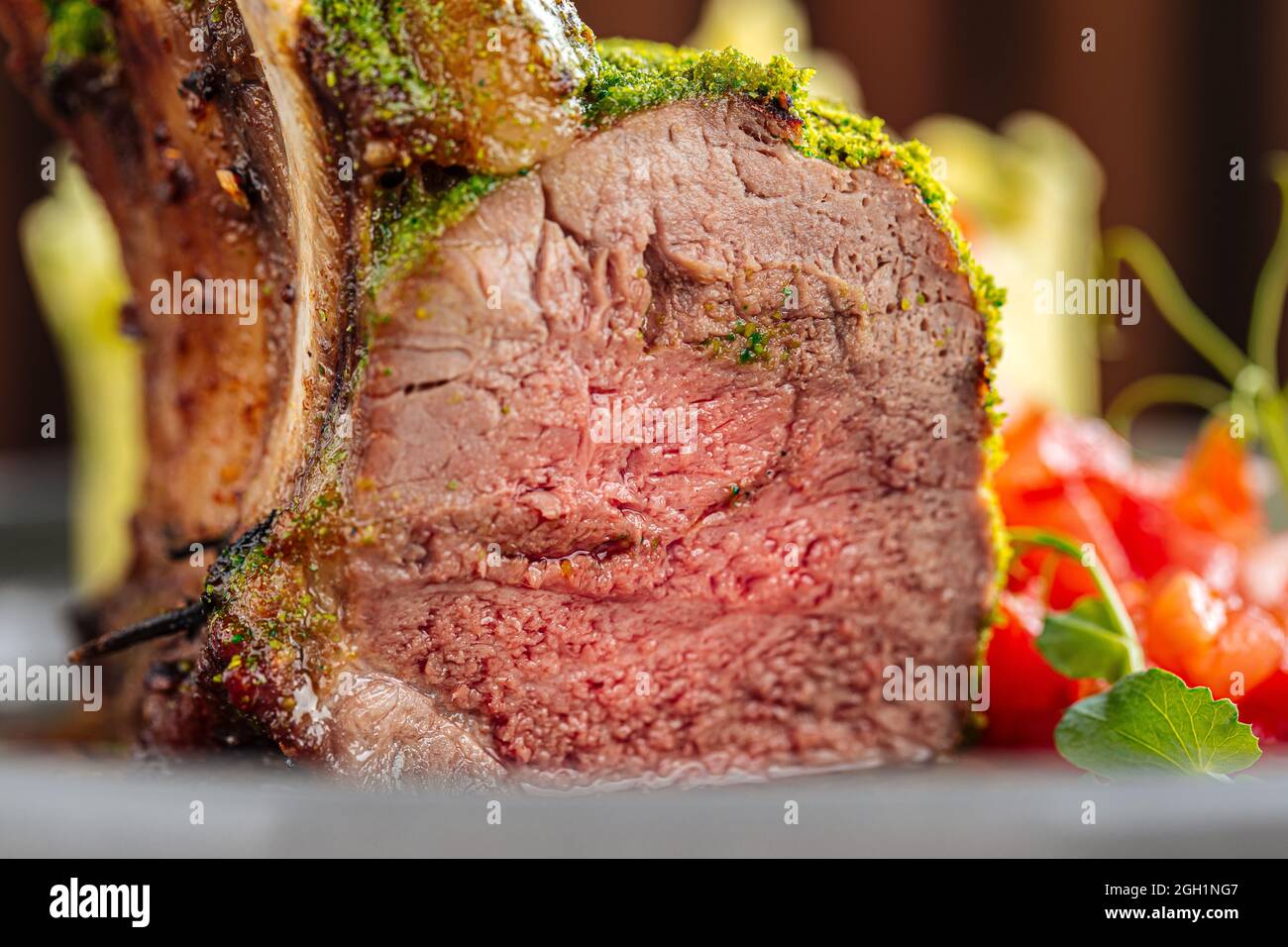 Nahaufnahme auf einem mittelgroßen, gut gekochten Lammschnitzel Stockfoto