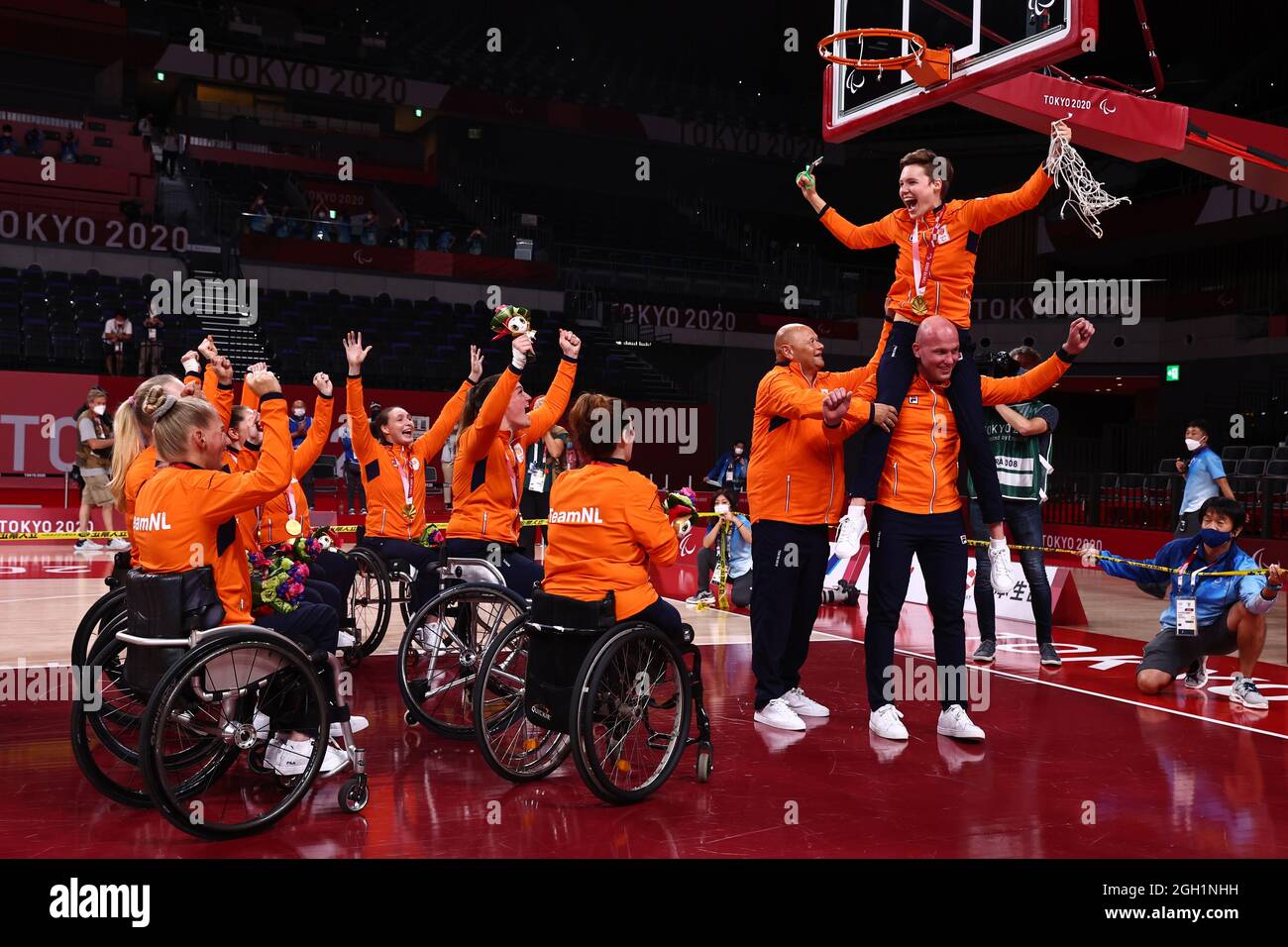 Paralympische Spiele 2020 In Tokio - Basketball Mit Rollstuhl - Frauen - Medaillenverleihung - Ariake Arena, Tokio, Japan - 4. September 2021. Bo Kramer aus den Niederlanden schneidet das Netz, als sie mit Teamkollegen den Goldgewinn feiert. REUTERS/Thomas Peter Stockfoto