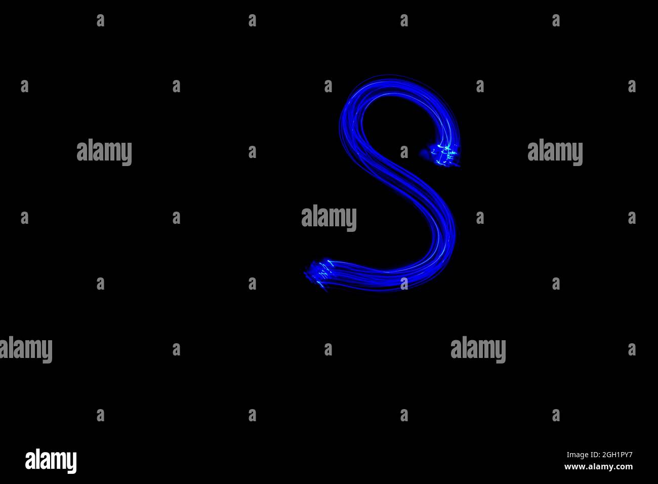Buchstabe S. Licht Malerei Alphabet. Langzeitbelichtung. Gezeichneter Buchstabe S mit blauen Lichtern vor schwarzem Hintergrund. Stockfoto