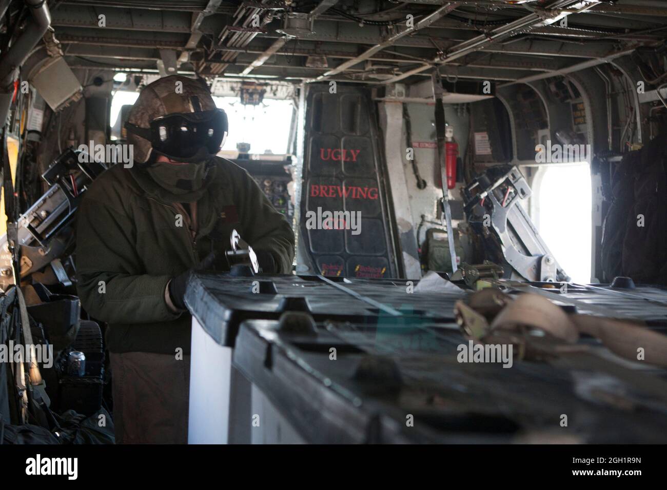 US Marine Corps Gunnery Sgt. Jeremy Miller, Crewchef, Marine Heavy Helicopter Squadron 363 (HMH-363), sichert Transportausrüstung, Camp Bastion, Provinz Helmand, Afghanistan, Januar 5. HMH-363 führte Flugoperationen zur Unterstützung von Truppen in der gesamten Provinz Helmand durch. Stockfoto