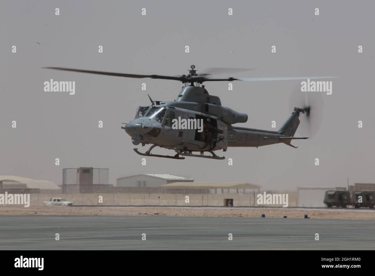 Ein UH-1Y Huey mit Marine Light Attack Helicopter Squadron 369, 3. Marine Aircraft Wing (Forward), kehrt hier nach einer Mission zur Unterstützung von Bodentruppen in Süd-Afghanistan zur Fluglinie zurück. Die „Y“-Version der Huey hat sich als eine Kraft erwiesen, mit der bei ihrem zweiten Einsatz am Himmel über Afghanistan zu rechnen ist. Dieser Rahmen ermöglicht es den „Gunfighters“, Angriffsunterstützung, Truppentransport und Frachttransport, Luftaufklärung, überwachen und medizinische Evakuierungshubschrauber zu bieten. Stockfoto