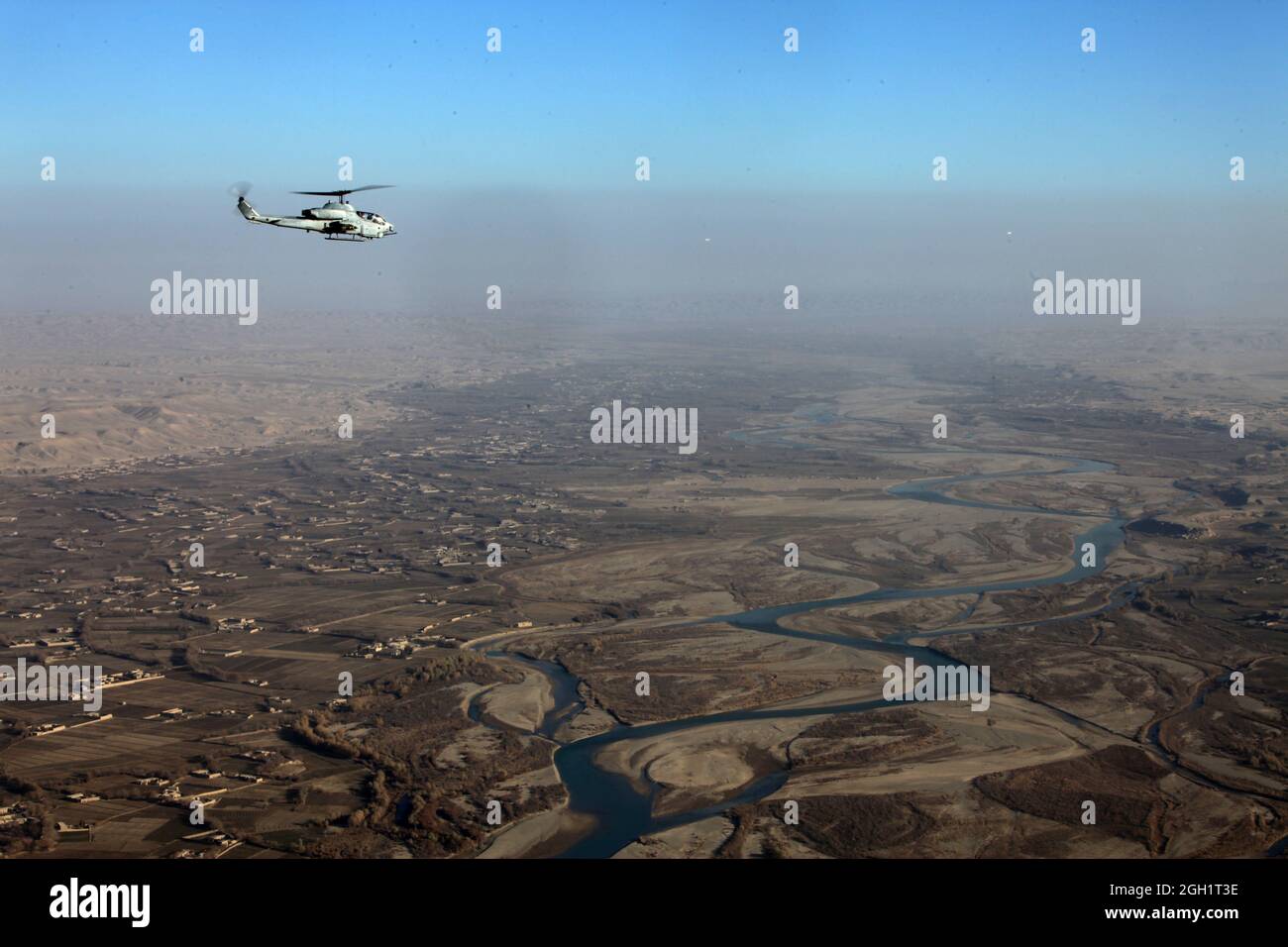 Eine AH-1W Super Cobra mit Marine Light Attack Helicopter Squadron 369 fliegt auf einer Mission am 1. Januar über die Provinz Helmand, Afghanistan. Koalitionskräfte in Afghanistan haben das neue Jahr durch fortgesetzte Operationen zur Aufstandsbekämpfung erreicht. Stockfoto